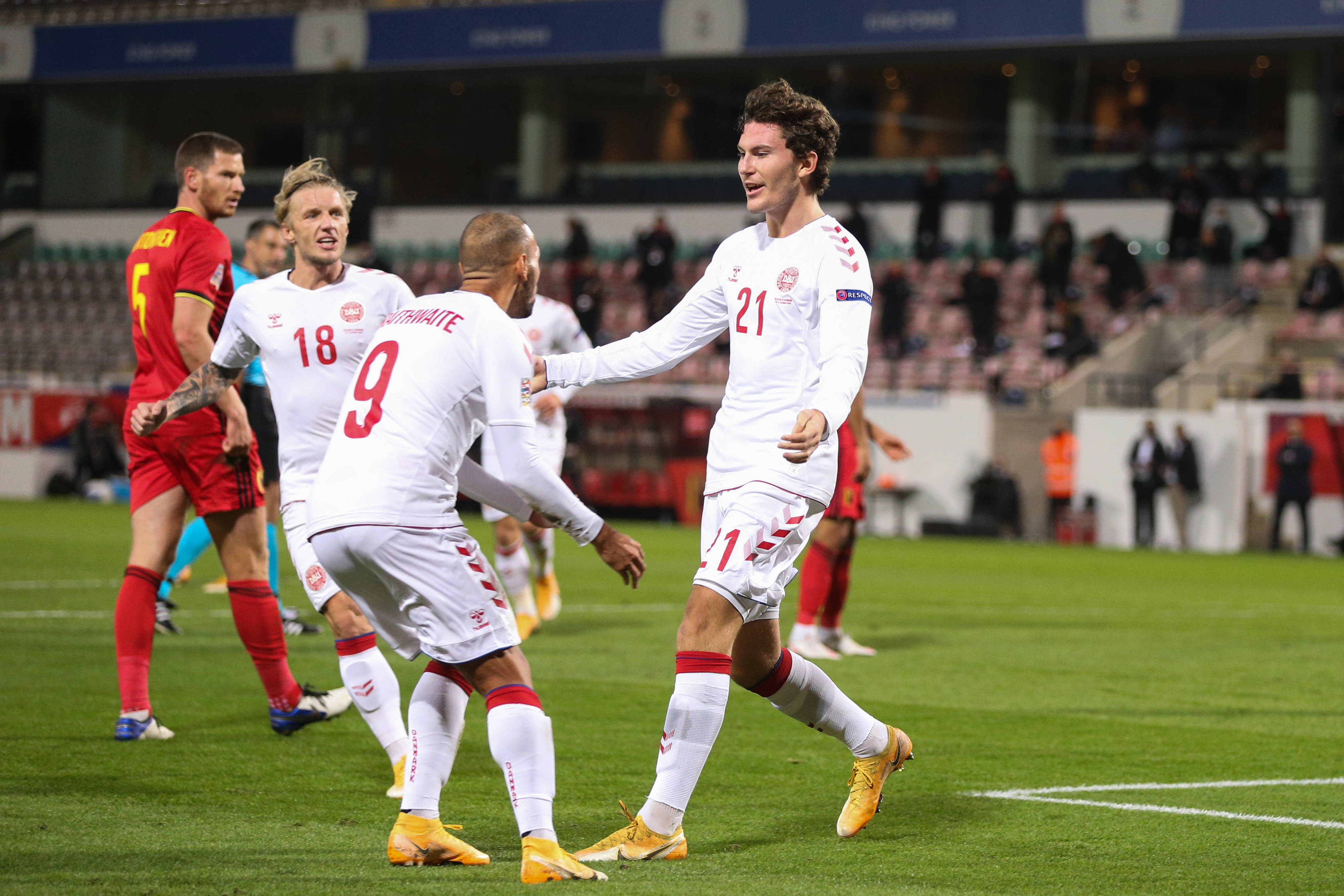 球和防守拦 球和防守拦